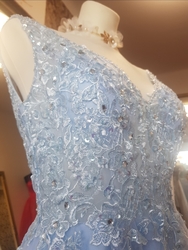  Modré nebeské plesové šaty s rozparkem