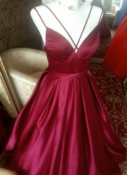  Rudé sexy saténové plesové šaty s rozparkem 