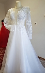  Bílé svatební šaty s rukávy 