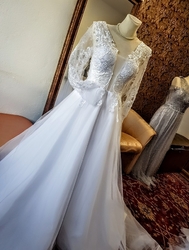  Bílé svatební boho šaty s rukávy krajky Rita