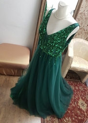  zelené třpytivé sexy plesové šaty s holými zády