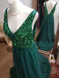  zelené třpytivé sexy plesové šaty s holými zády