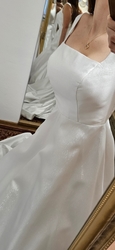  Třpytivé svatební šaty hladké 