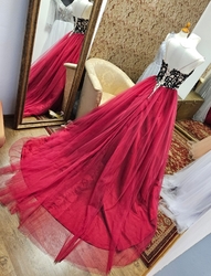   Rudé  plesové šaty s krajkou 