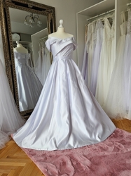 Hladké saténové svatební šaty bílé