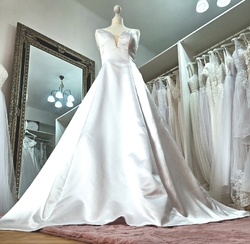 bílé hladké svatební elegantní svatební šaty Karla