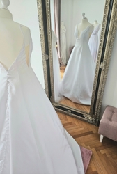 bílé hladké svatební elegantní svatební šaty Karla