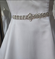 bílé hladké svatební elegantní svatební šaty Karla