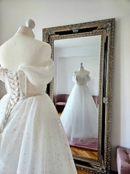 Puntikované svatební šaty