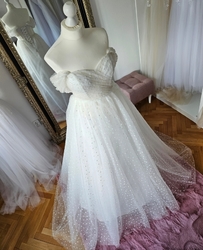 Puntikované svatební šaty