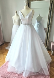 bílé jemné svatební šaty Monique