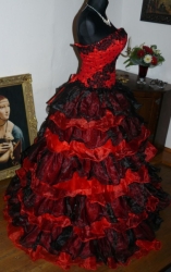 Spindera červenočerné plesové šaty