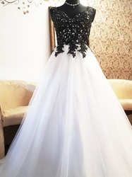   černobílé plesové či svatební šaty na ramínka