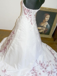 svatební šaty bordó výšivka