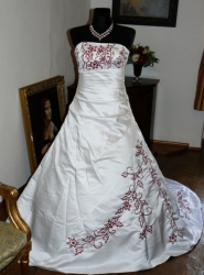 svatební šaty bordó výšivka