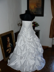 svatební šaty Pionine