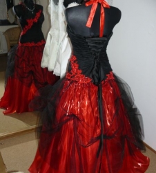 Vampiresa plesové šaty červenočerné