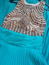  tyrkysové společenské šaty s korálky 