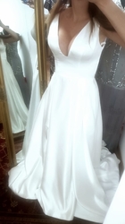  saténové svatební šaty s rozparkem