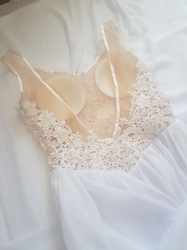  svatební šaty na ramínka s výstřihem a holými zády