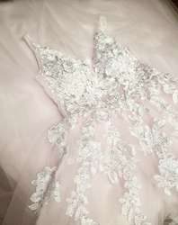  růžovobílé svatební či plesové šaty na ramínka