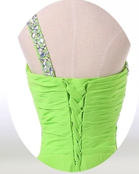 zelené společenské šaty na jedno ramínko s korálky