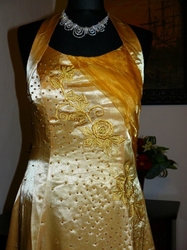 Zlaté vyšívané společenské šaty XL