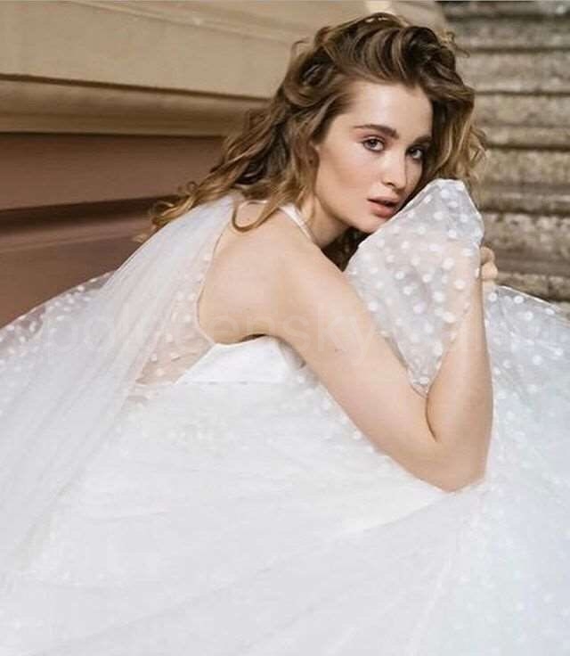 Z puntikované svatební šaty Reasa 