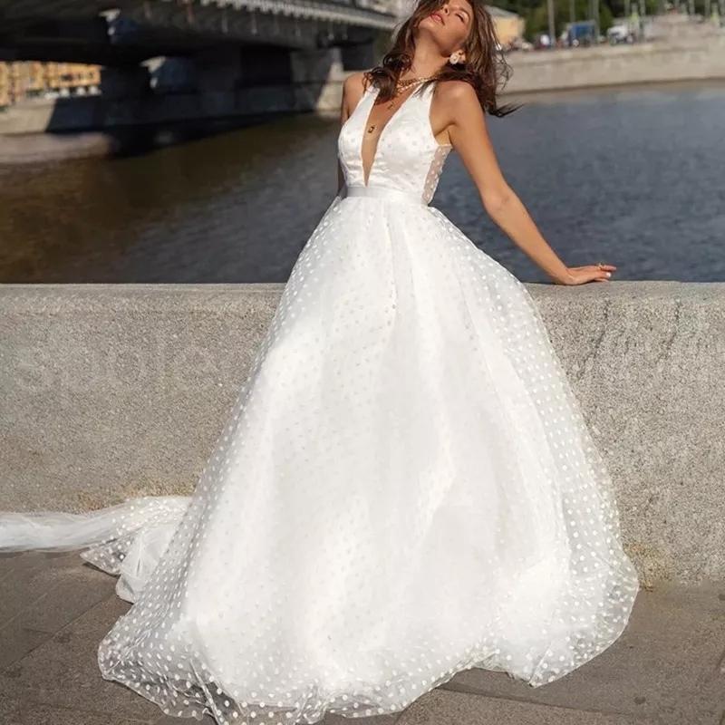Z puntikované svatební šaty Reasa 