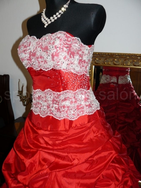 Asenala plesové červené šaty