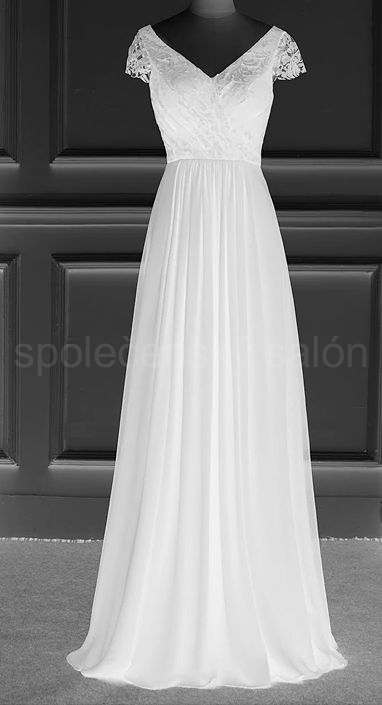 bílé jednoduché splývavé svatební šaty s krajkou a rukávky
