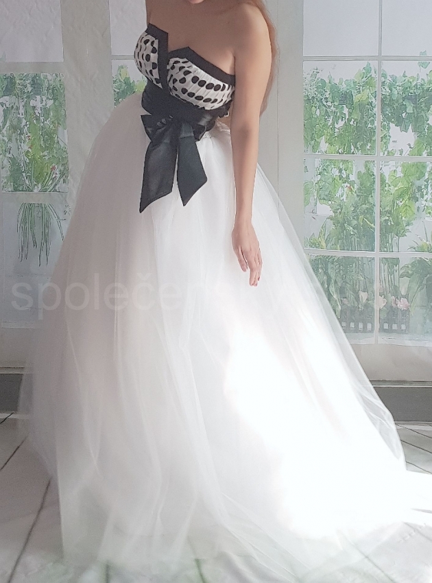 černobílé puntíkované svatební či plesové šaty dvoudílné 