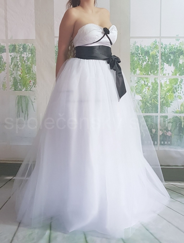 černobílé svatební či plesové šaty dvoudílné  