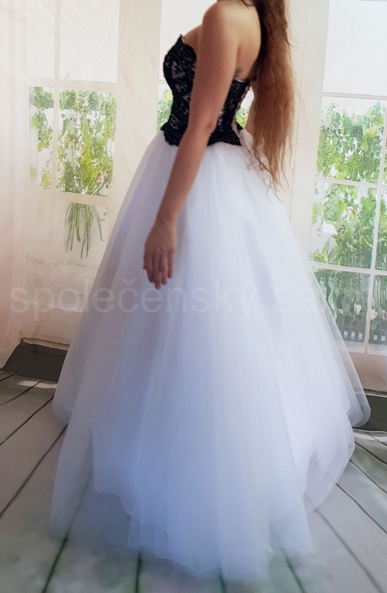 černobílé svatební šaty tylové princeznovské
