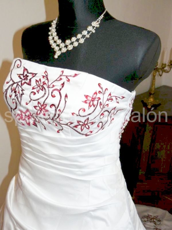 vyšívané svatební šaty bordó