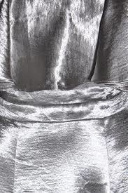 Fame and Partners stříbrné společenské šaty metalické