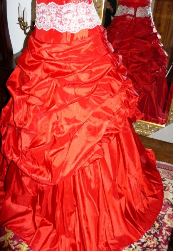 Asenala plesové červené šaty 