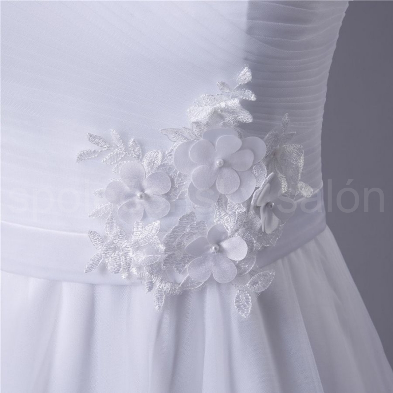 bílé svatební tylové šaty splývavé 