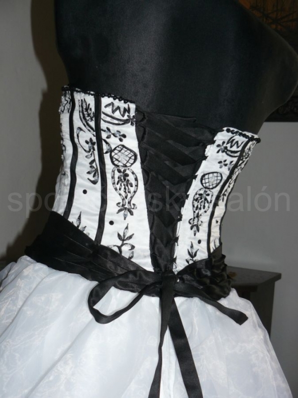Black and white plesové šaty zdobené černobílé