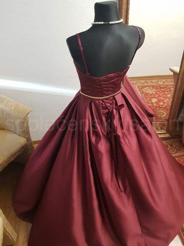 bordó vínové hladké saténové společenské šaty na ramínka plesové rudé