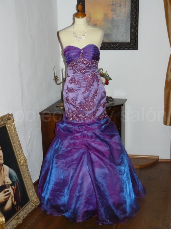 Brode fialové sexy plesové šaty originální šité na míru