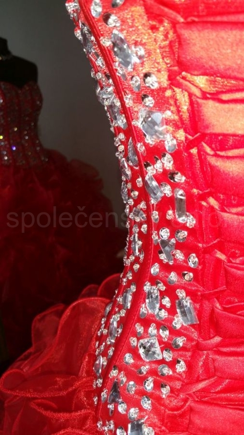 červené dlouhé večerní společenské šaty s korálky Yvettey