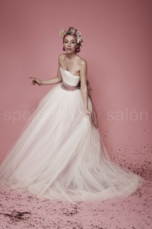 extravagantní svatební šaty růžovobílé