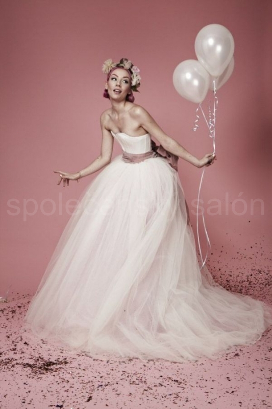 extravagantní svatební šaty růžovobílé