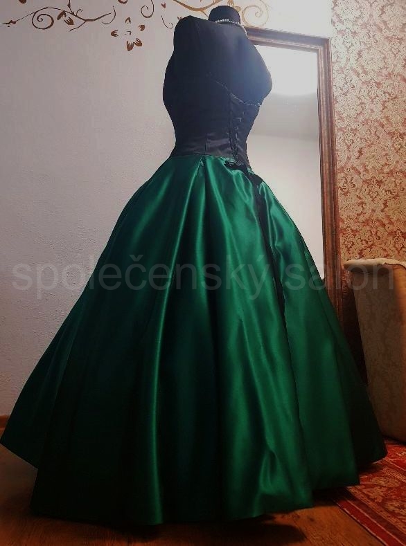 hladké saténové společenské šaty na ramínka plesové zelenočerné