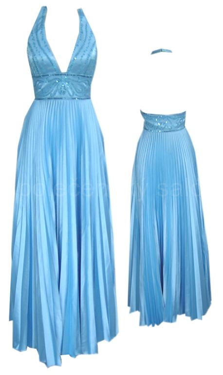 modré plisované plesové šaty