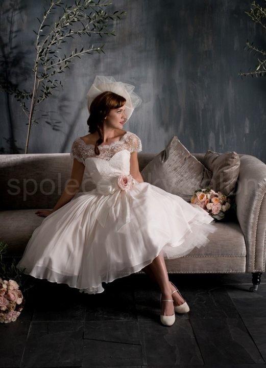 z retro 50´s 60 ´s krátké bílé krajkové svatební šaty