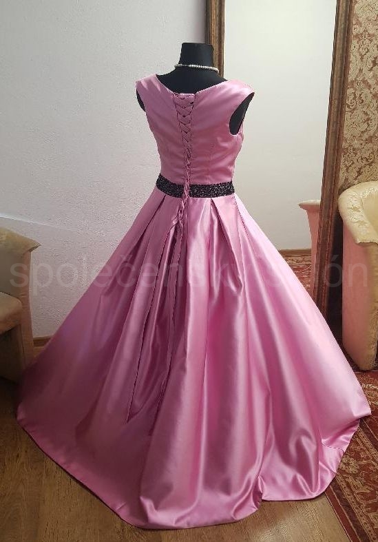 saténové plesové šaty na ramínka s hlubokým výstřihem růžové