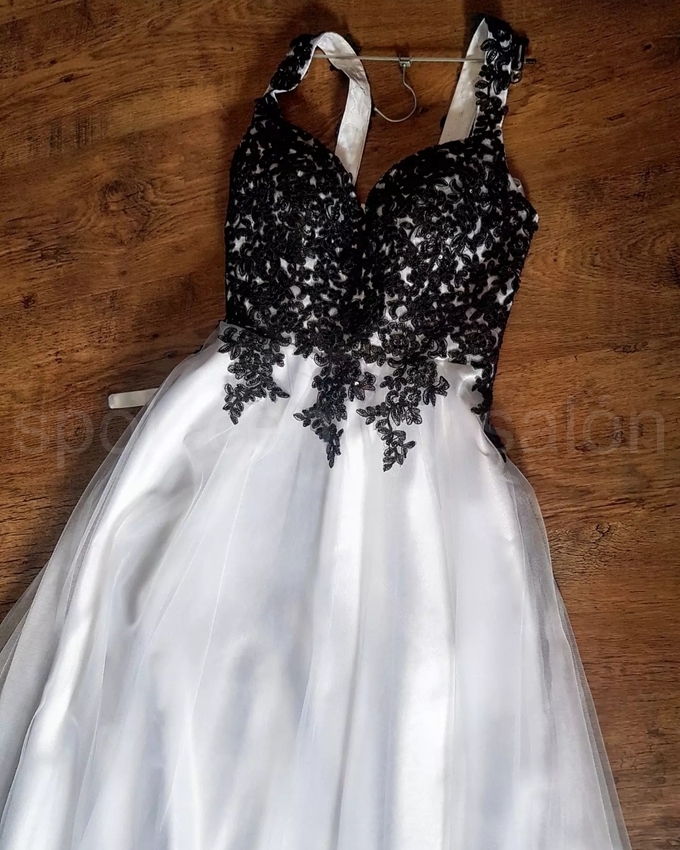 Černobílé plesové či svatební šaty na ramínka