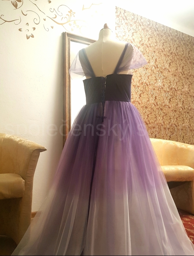  ombre fialové plesové šaty